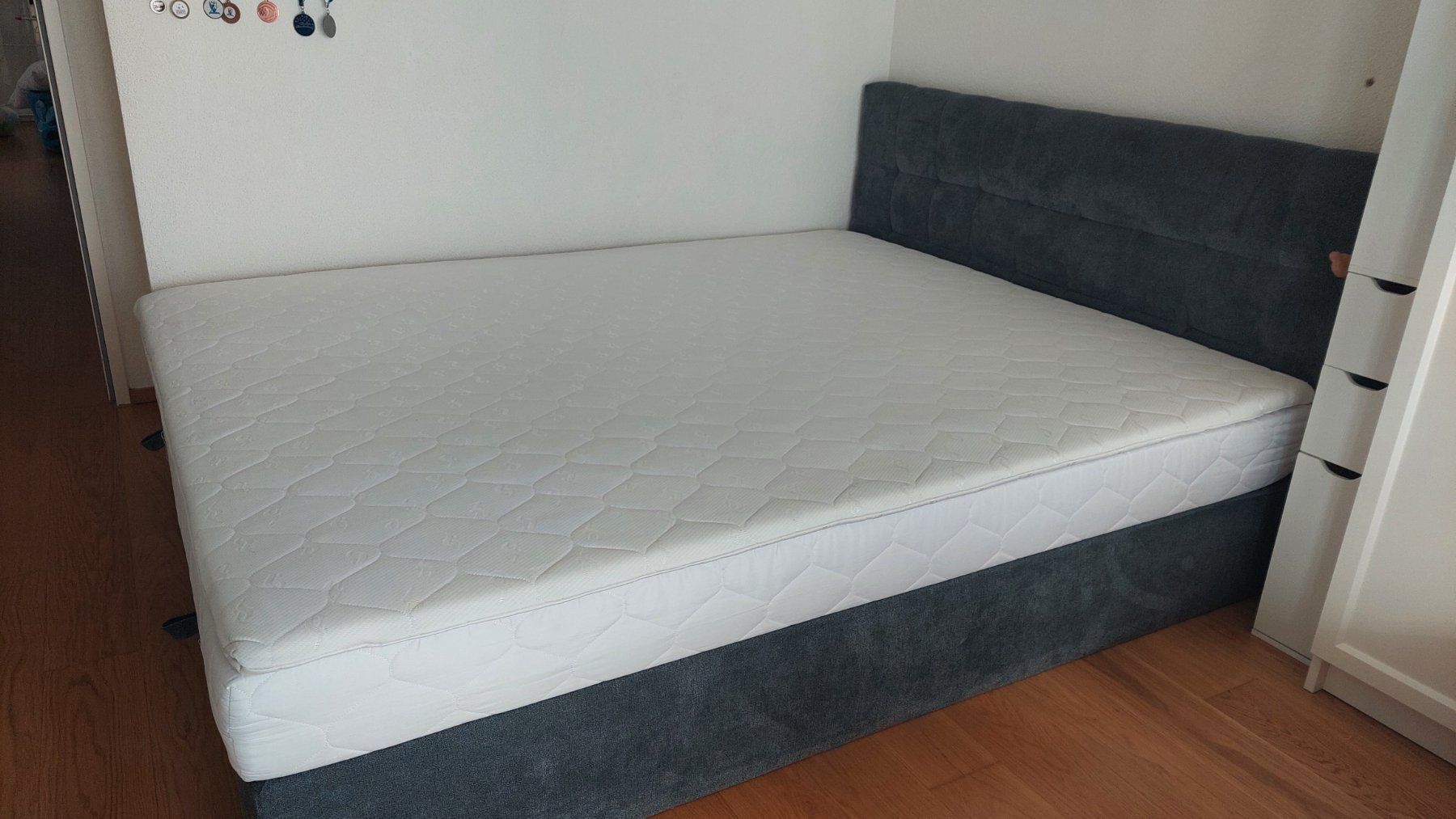 Mömax Letti: Boxbett 160x200 cm grau, mit Stauraum – Usato da Niederhasli venduto da RTL2014