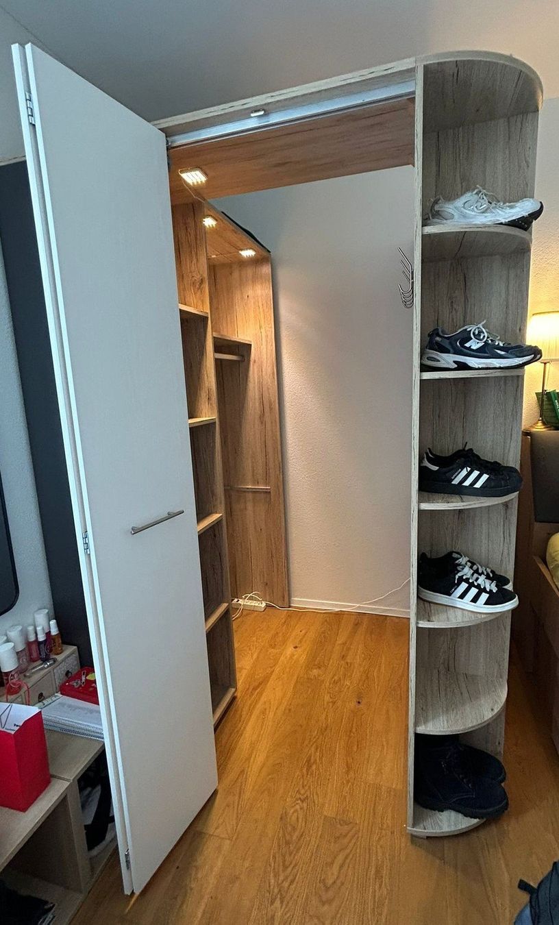 Armoires: Jugendzimmer - begehbarer Eckkleiderschrank – D'occasion à Buochs par sergej047 1