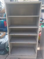 Armoire métallique avec étagères