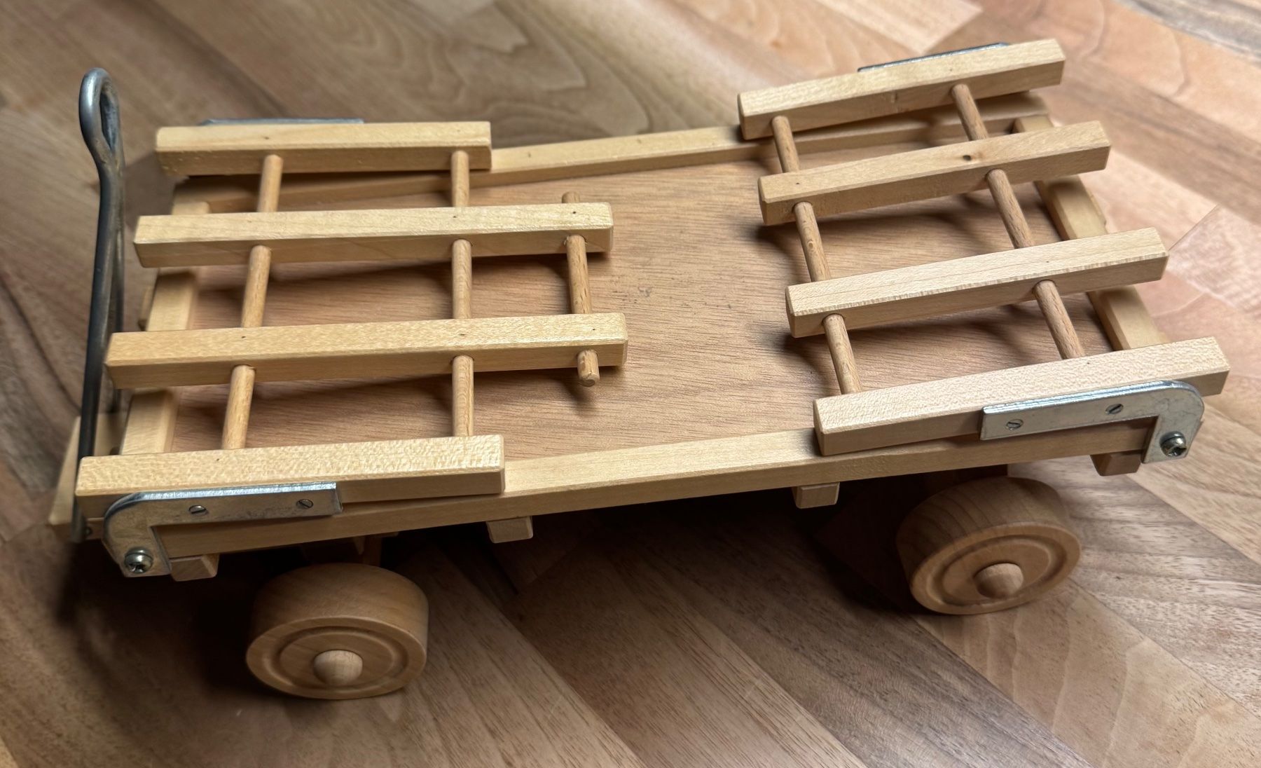 Articoli in legno: Holzladewagen, neuwertig – Usato da Langenthal venduto da Franziska0044