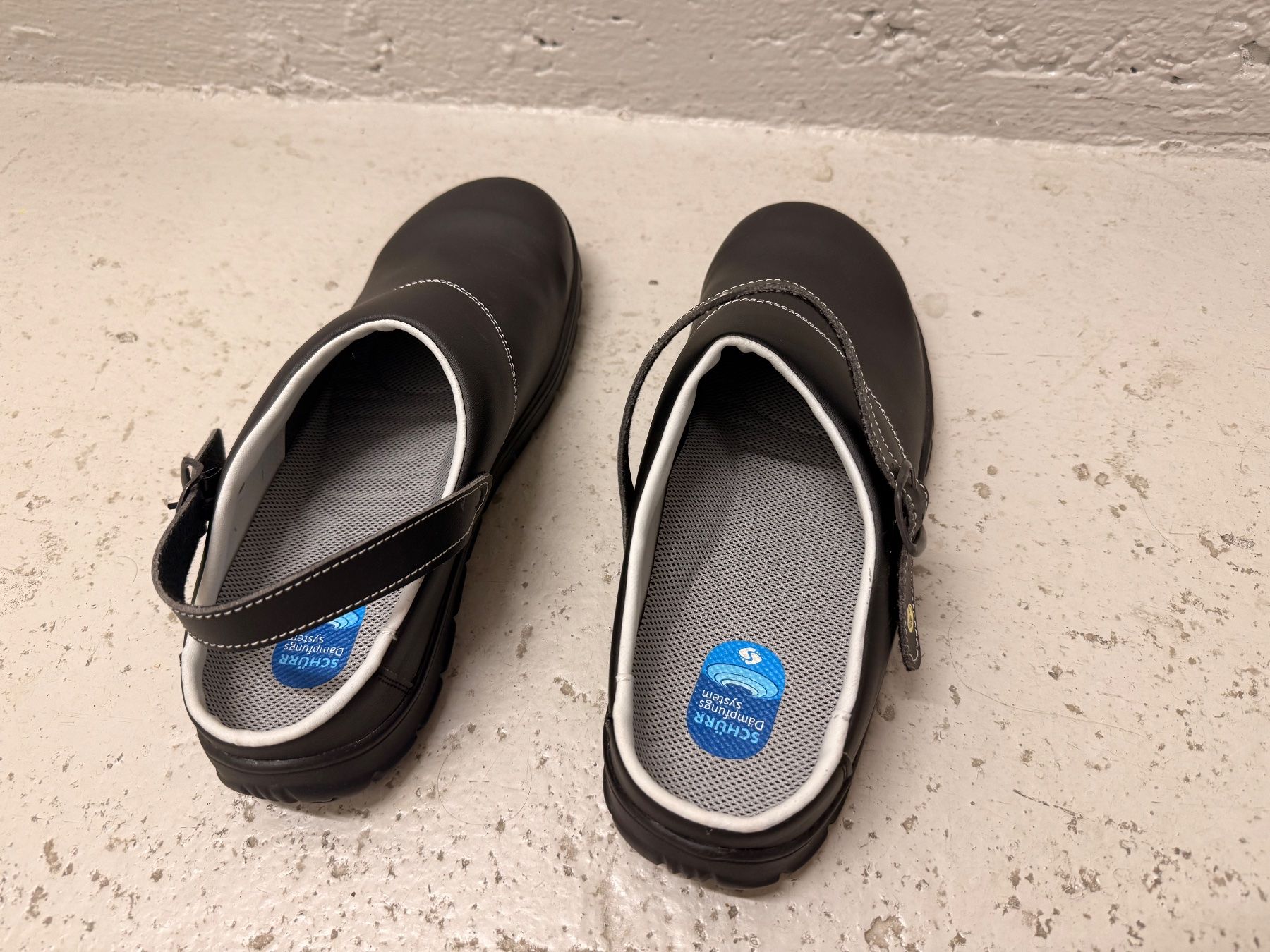 Scarpe da uomo: Berufsschuhe Schürr Clogs schwarz, Gr. 45 - Neu! – Nuovo (secondo la descrizione) da Zürich venduto da celai. 2