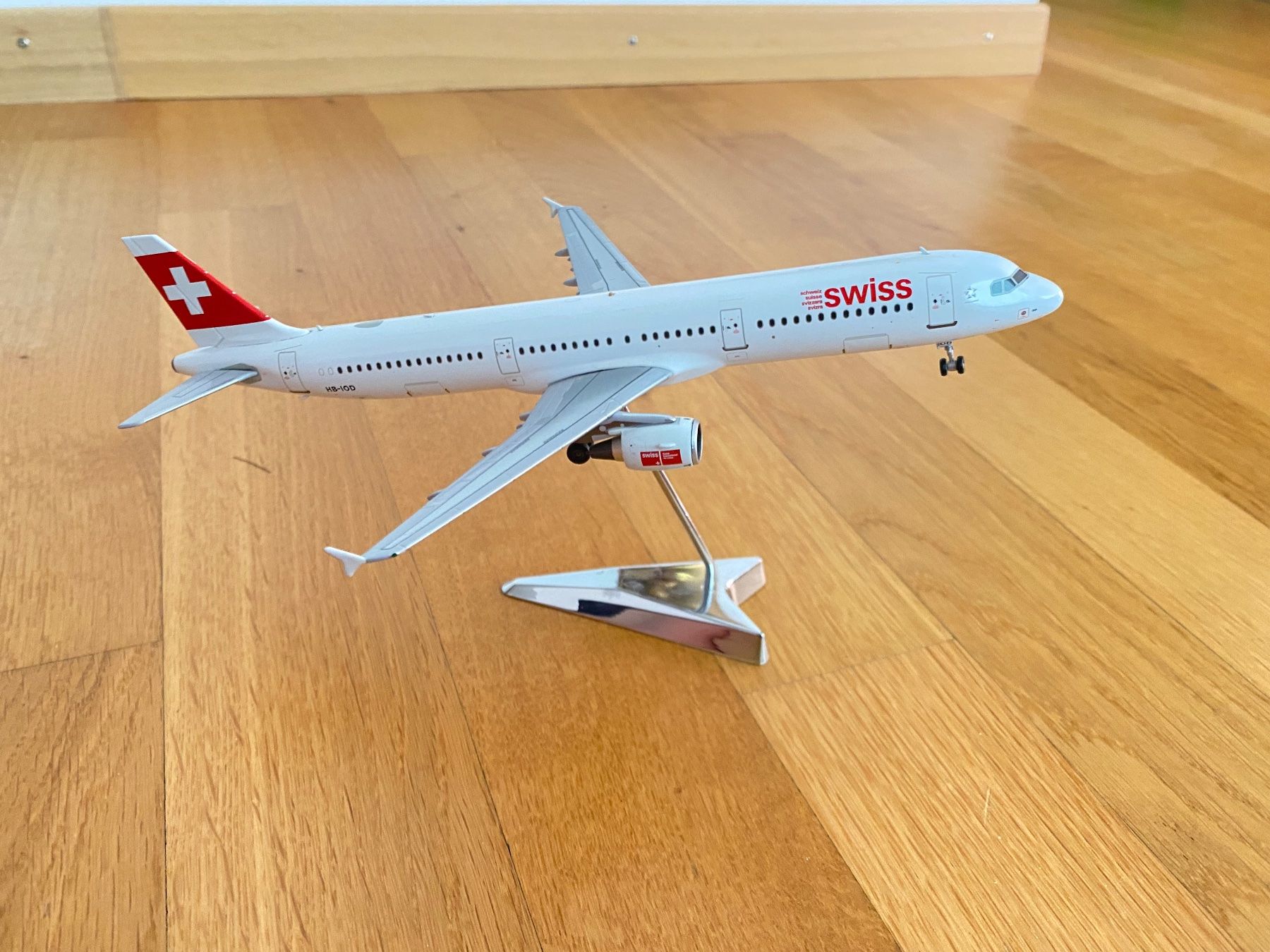Swiss Kit di modellismo & Modellini statici: Flugzeugmodell SWISS A321 mit Ständer HB-10D – Usato da St. Gallen venduto da sus_lwc2 2