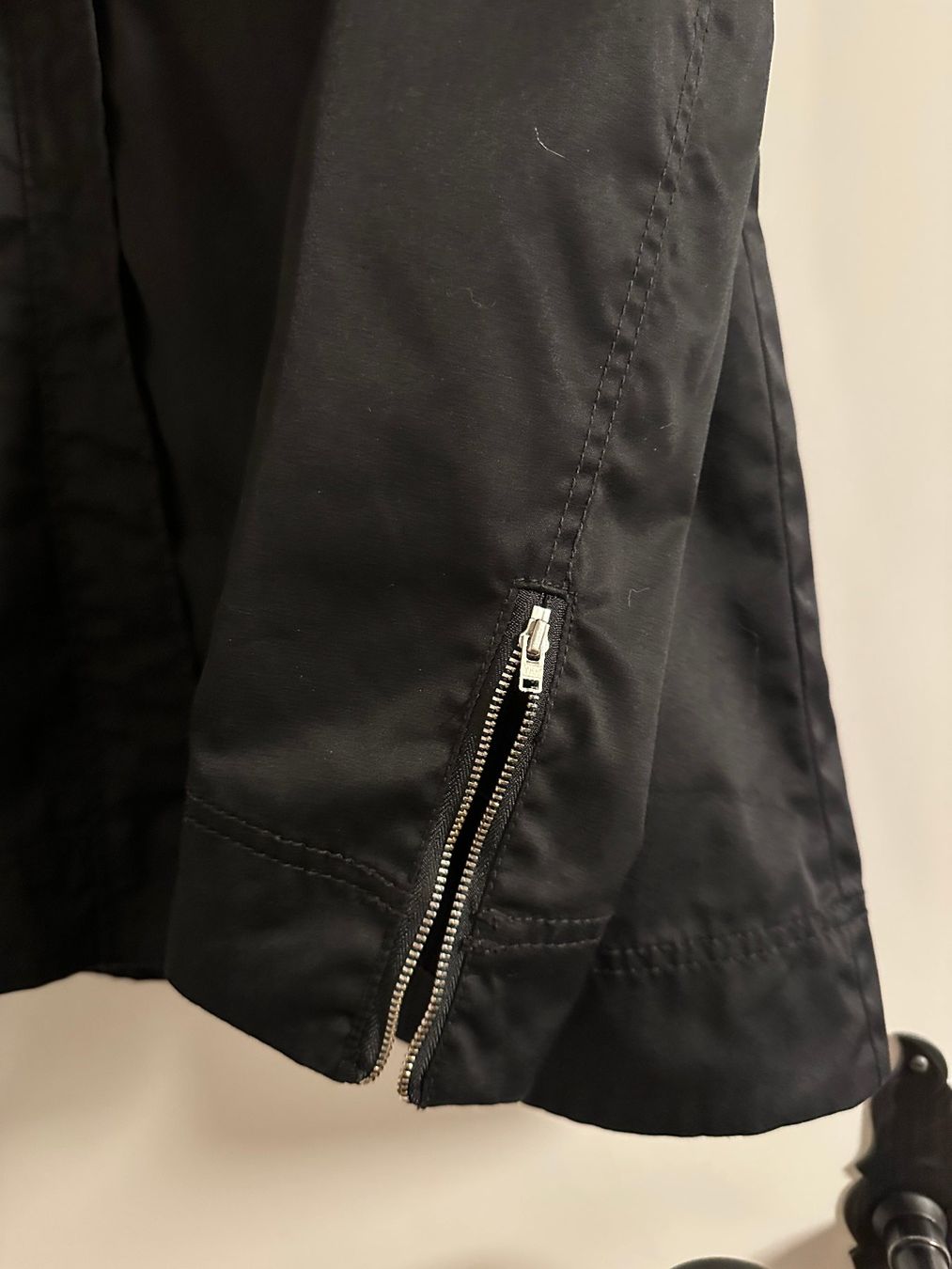 H&M Giacche: Wasserdichte schwarze Windjacke – Usato da Freudwil venduto da Feenland2010 3