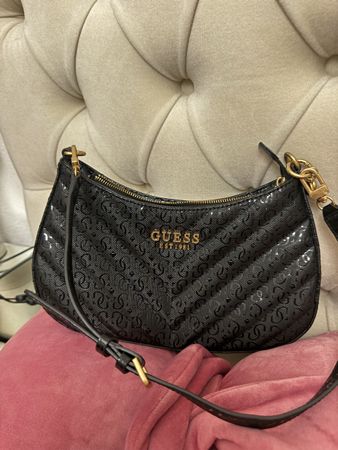Handtasche Guess schwarz mit Logo Muster guter Zustand