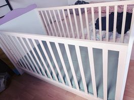 Babybett + Matratze + neue Bettwäsche