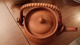 Teiera tradizionale cinese in terracotta e bambù