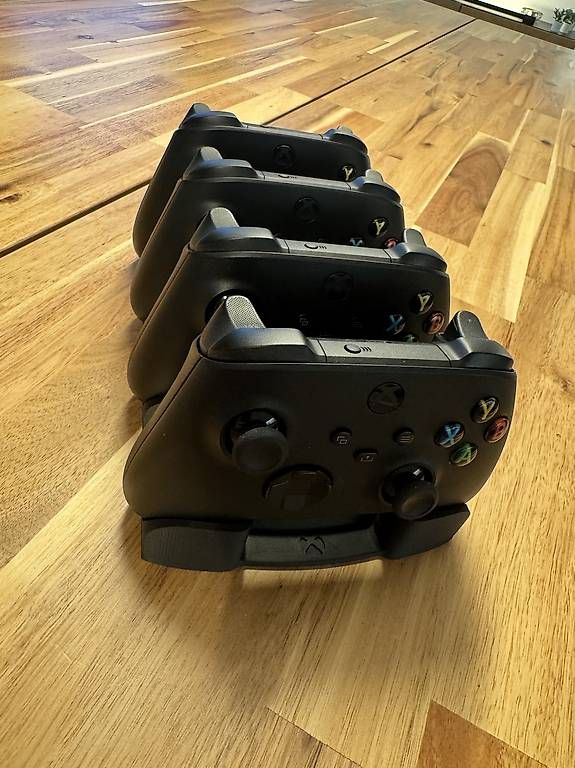 Microsoft Controller: 4x XBox Controller inkl. Vierfachhalterung – Nuovo (secondo la descrizione) da Solothurn venduto da Niyzuh 1
