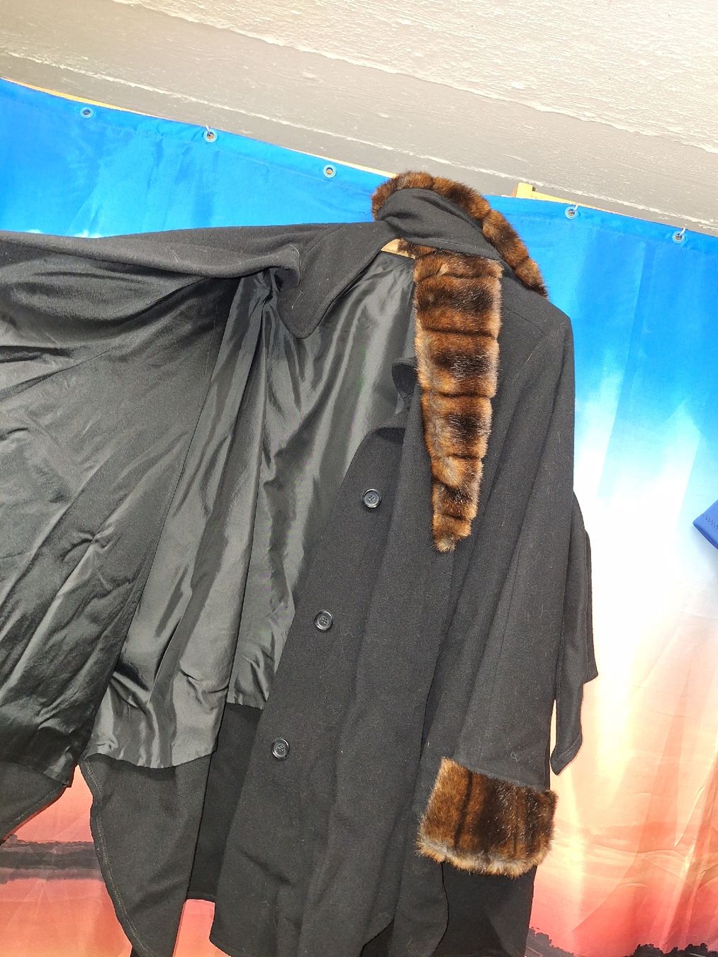 Cappotti: Eleganter schwarzer Umhang mit Pelz Imitat – Usato da Zürich venduto da rotezora67 2