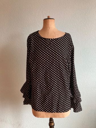Blouse noire à pois blancs manches à volants