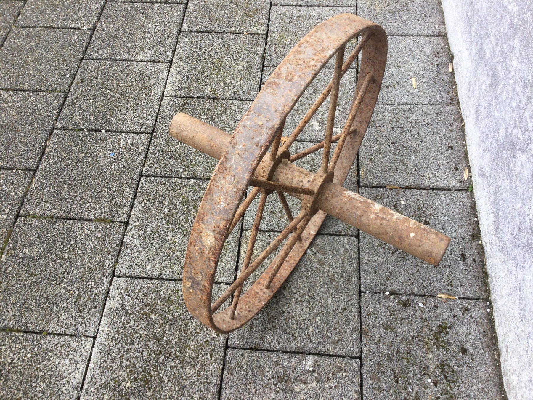 Werkzeuge: Rostiges Eisen Garetten Schubkarrenrad mit Speichen – Gebraucht aus Wangen SZ von kuriosum12