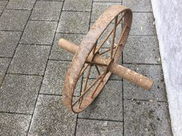 Rostiges Eisen Garetten Schubkarrenrad mit Speichen