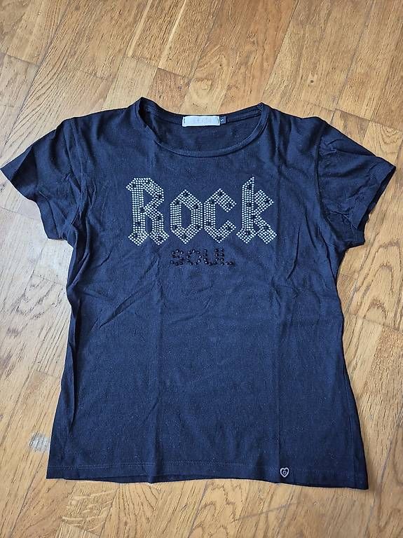 T-shirt: Rockiges T-Sihrt von Please S – Usato da Schliern b. Köniz venduto da elf2011