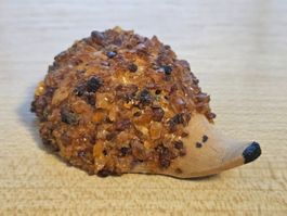 Igel Figur aus Holz und Naturbernstein