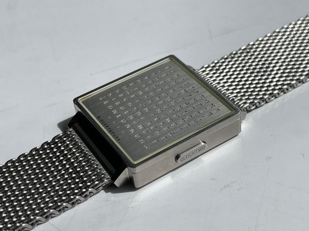 Qlocktwo W Armbanduhr Fine Steel in Deutsch | Kaufen auf Ricardo
