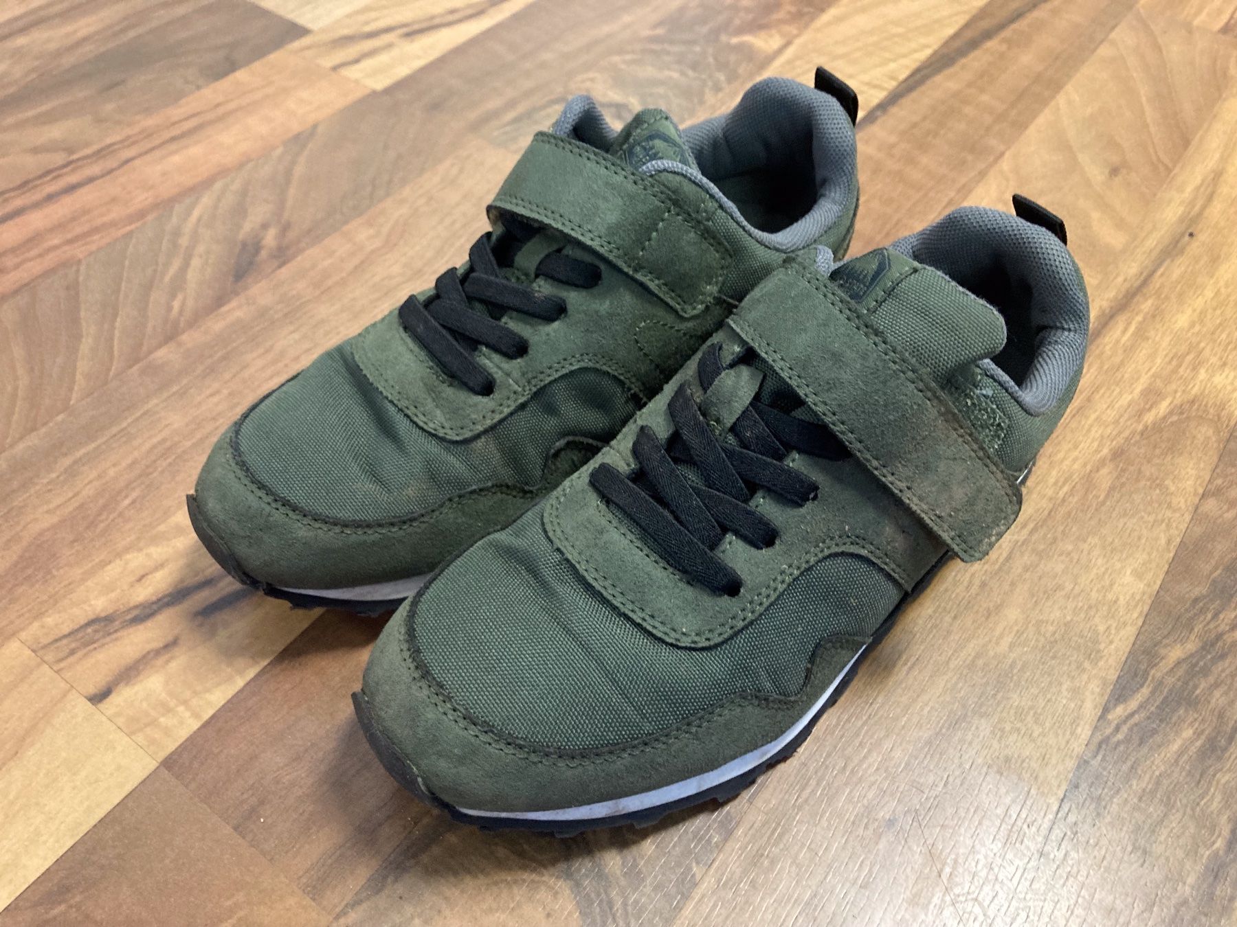 Chaussures garçon: Freizeitschuhe oliv-grün Gr. 35 Knaben – D'occasion à Schötz par Jekyll666 1