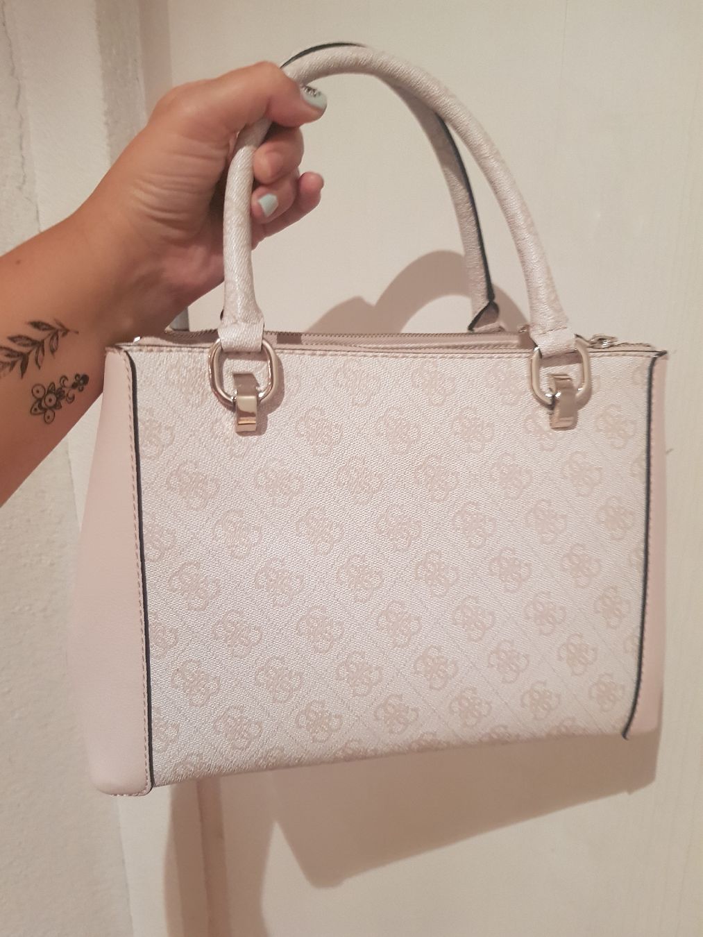 Guess Taschen für Damen: Damen Guess Tasche – Gebraucht aus Zihlschlacht von Sun25 1