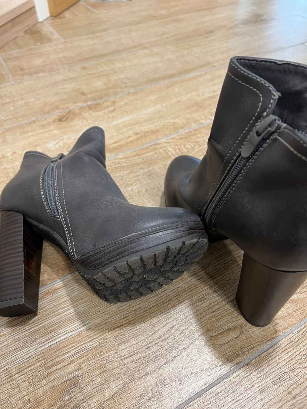 Scarpe da donna: *NEU* Graue Stiefeletten mit Absatz, Grösse 36 – Nuovo (secondo la descrizione) da St. Gallen venduto da kka_l9wg 2