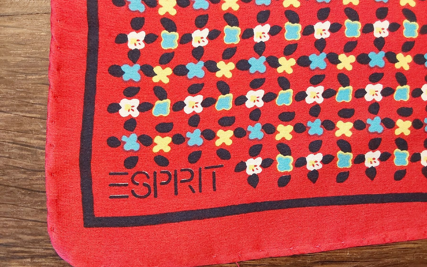 Esprit Foulard & Sciarpe: Seidenfoulard quadratisch Esprit – Nuovo (secondo la descrizione) da Köniz venduto da scopello12 2