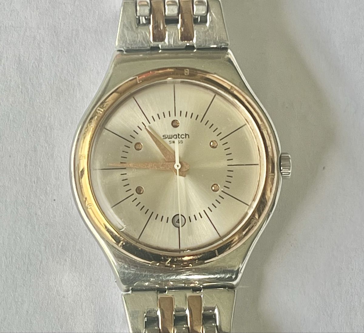 Swatch Uhren: Montre Swatch élégante, bracelet métal bicolore vintage – Gebraucht aus Chavornay von mit_97r8