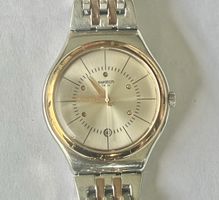 Montre Swatch élégante, bracelet métal bicolore vintage