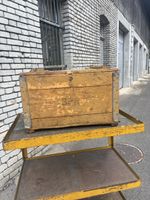 Holzkiste mit Metallverstaerkung gebraucht Zustand