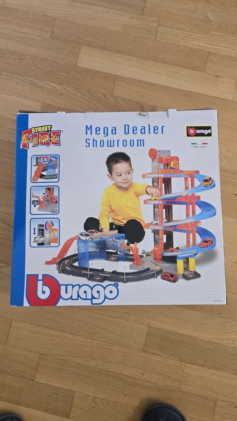 Giocattoli: Bburago Street Fire Mega Auto-Showroom – Usato da Zug venduto da zebbra192