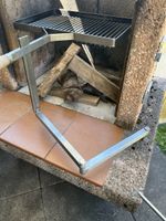 Garten-Grillkamin mit Rotisserie und Rost, gut erhalten