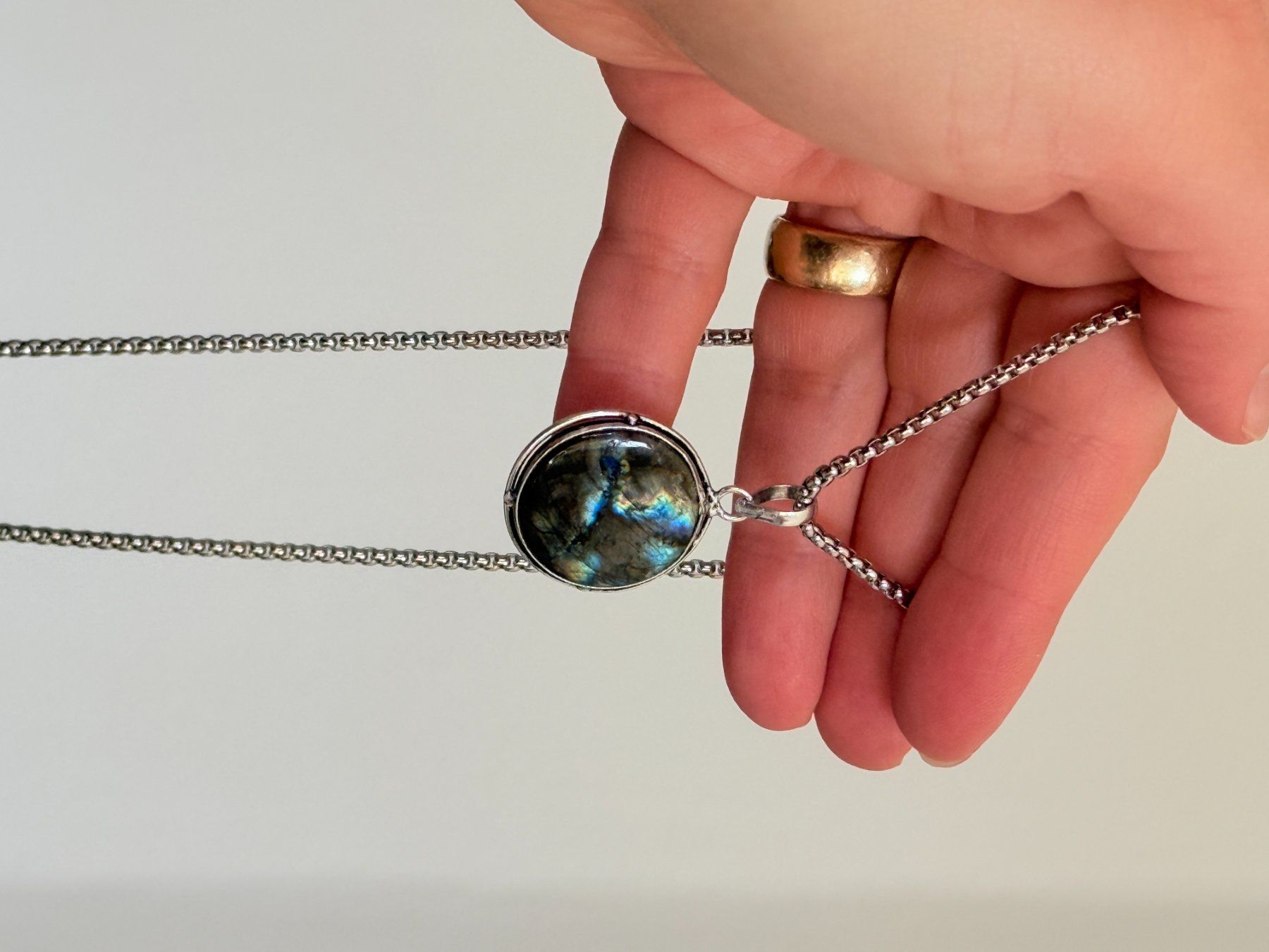 Ketten: Collier avec pendentif labradorite – Neu und originalverpackt aus Genève von AGBERG 9