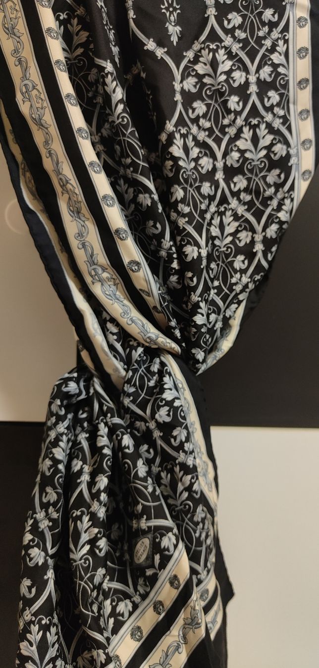 Versace Foulard & Sciarpe: Foulard,écharpe Versace 100% soie – Usato da Biel/Bienne venduto da notfun