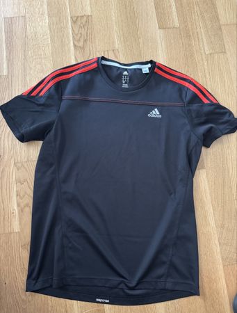 Adidas T-Shirt schwarz mit roten Streifen Grösse M
