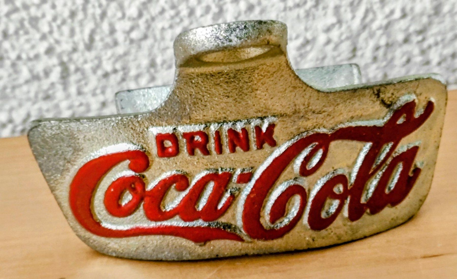 Flaschenöffner & -verschlüsse: Coca-Cola Wandflaschen-Öffner – Gebraucht aus Pfäffikon ZH von Colacity