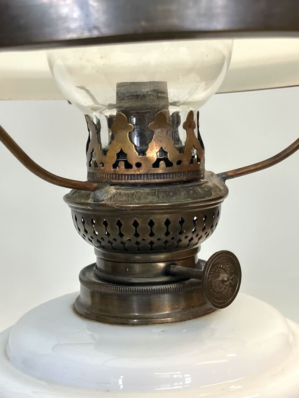 Lampade: Antike Petrollampe aus opalinem Glas – Usato da Horw venduto da luzernicus 4