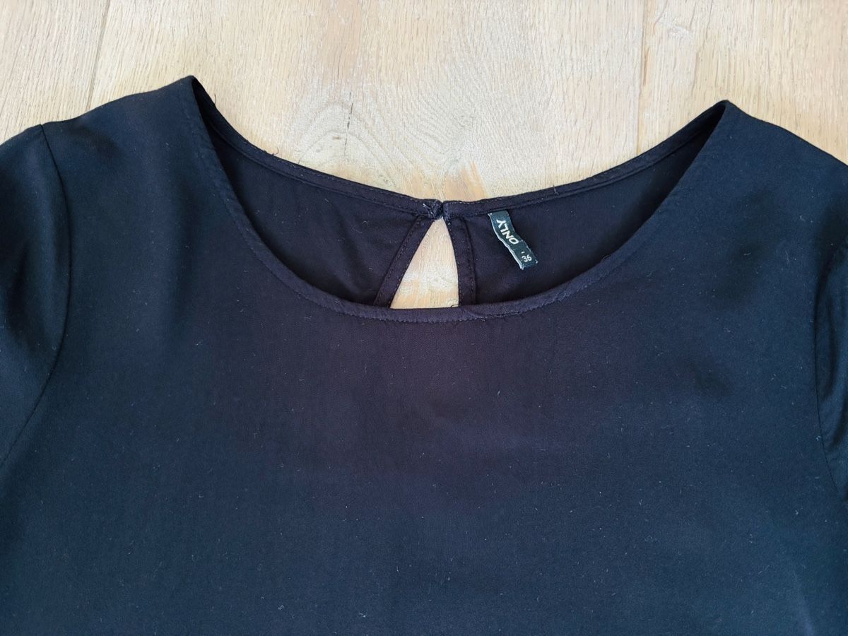 Only T-shirt: ONLY Blusenshirt Gr. 36 - schwarz – Usato da Ennetbürgen venduto da Evelyne_G 1