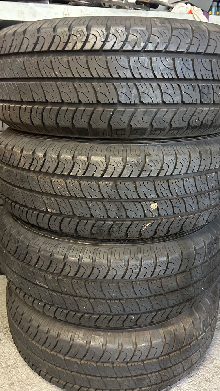 Goodyear Pneus & Kompletträder: 215/65 R16C Goodyear – Gebraucht aus Haldenstein von albert94