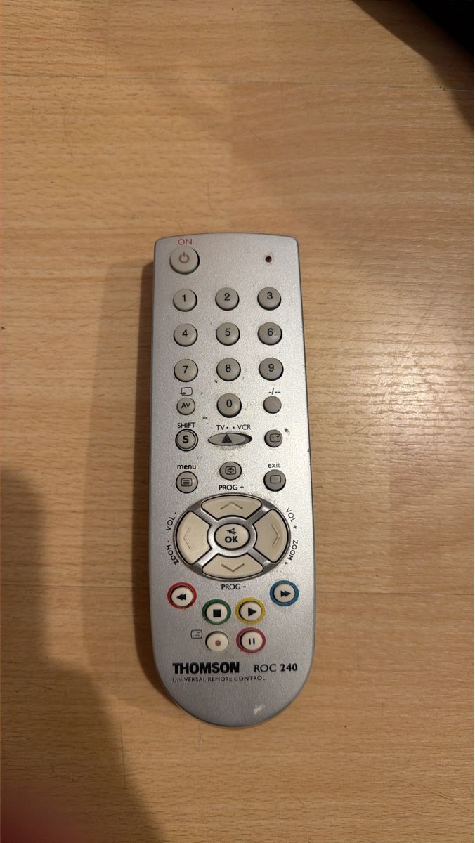 Télécommandes: Thomson ROC 240 Universal Remote Control Silver – D'occasion à Lugano par bad_2t9b