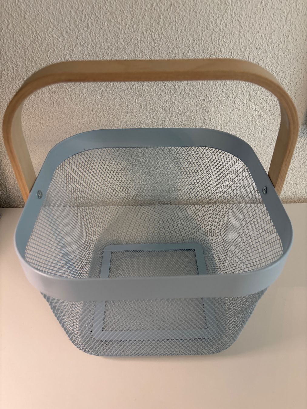 Ikea Autres articles pour la maison: Korb mit Holzgriff hellblau – D'occasion à Bülach par Karuna