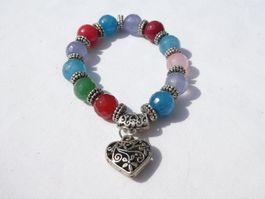 Armband mit Steinen und Herz