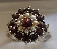 Bague en argent 800,grenats et perles. 