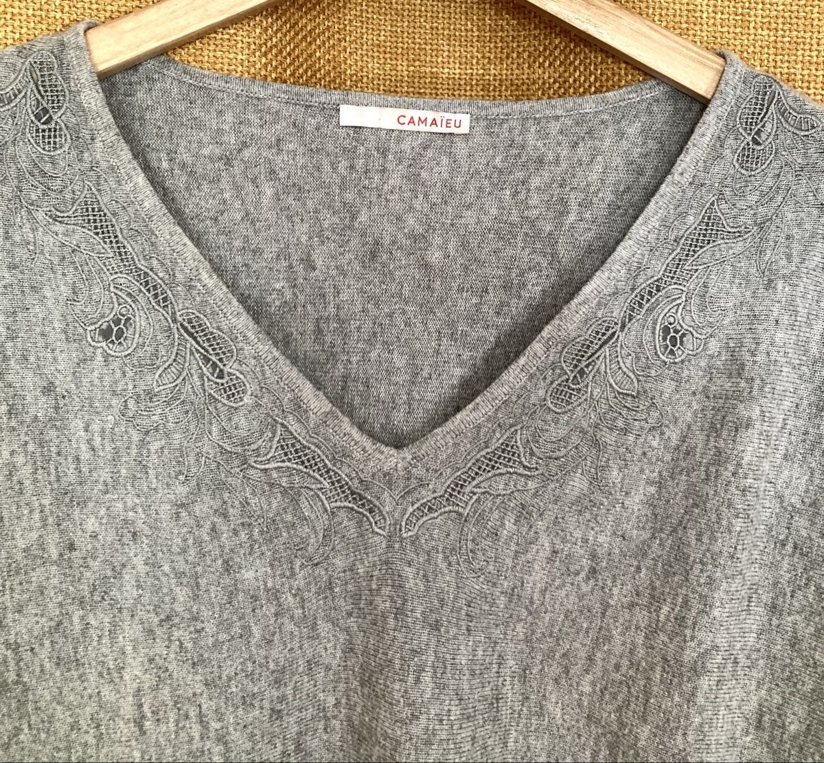 Maglioni & Felpe: Pullover gris à col brodé  – Usato da Ardon venduto da hel_2sxp 7