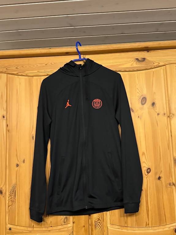 Vestes: Schwarzes Jordan Jäckchen – D'occasion à Lütisburg par Tweety77