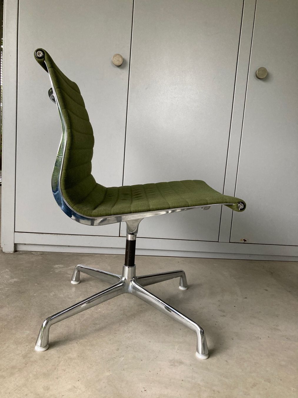Vitra Stühle: Aluminium Chair EA 105, Eames – Gebraucht aus Uster von frrol 3