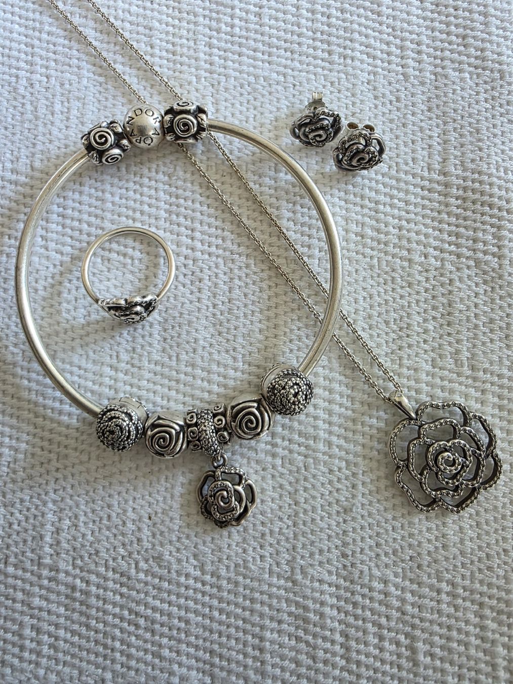 Pandora Autres bijoux: Pandora Schmuckset "Rosen" – D'occasion à Rikon im Tösstal par Quimy68
