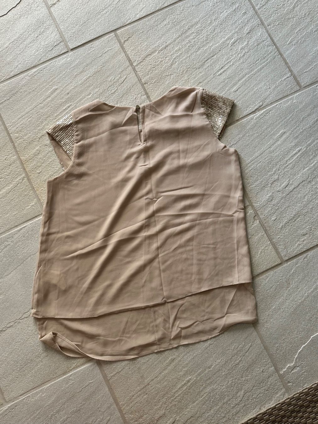 Camicette: Elegante beige Bluse mit Glitzerärmeln – Nuovo (secondo la descrizione) da Pfäffikon ZH venduto da bingo74 1