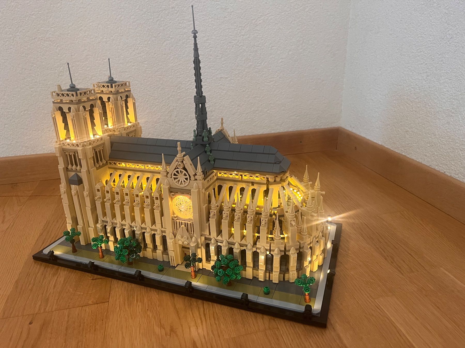 Lego Kit di costruzioni: LEGO architecture Notre-Dame de Paris, 21061, complet – Usato da Sion venduto da crm_f5f9 2