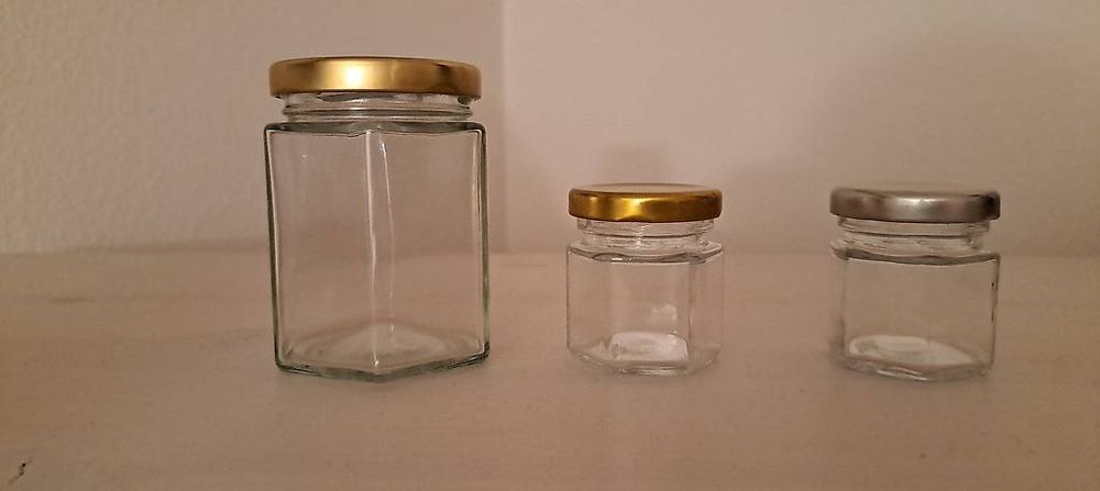 6 Mini-Glasgläser Mit Deckel – Sechseckig, 5,6 Cm Hoch, Mit Honiglöffel, Bienenanhänger & Juteband, Für Geschenke
