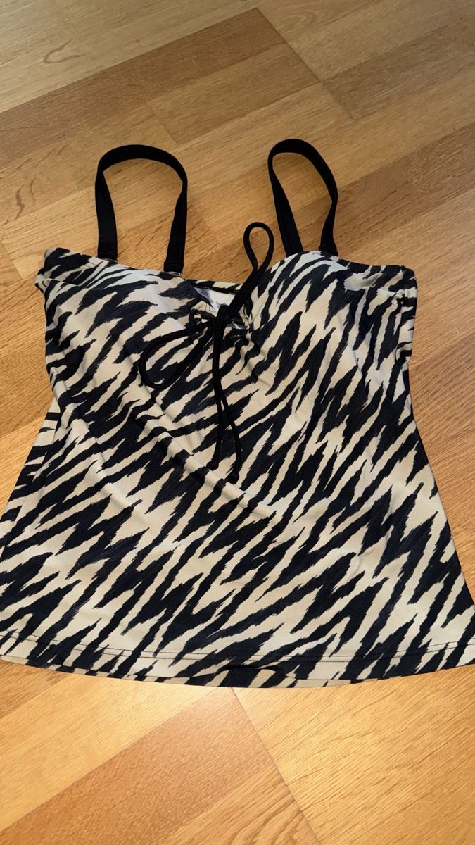 Badekleider & Bikinis: Tankini Oberteil 40 C – Gebraucht aus Gümligen von morticiaaddams