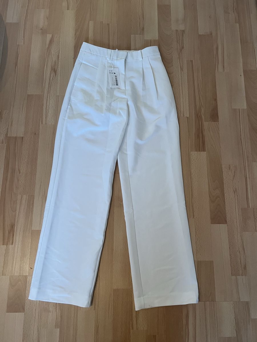 Na-kd Pantaloni: Weisse Hose, Grösse 34 NA-KD – Nuovo e nell'imballaggio originale da Kirchberg BE venduto da lea_kb6y