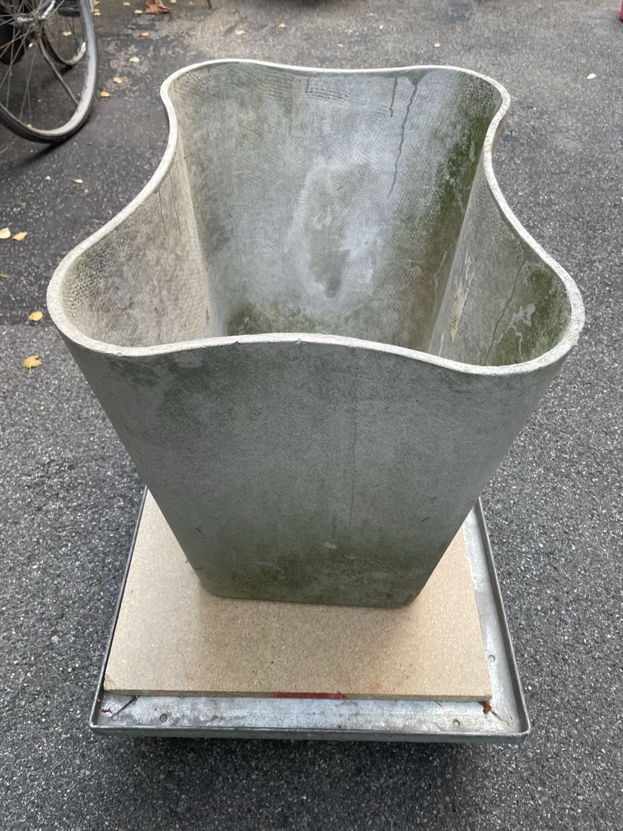 Eternit Blumentöpfe: Eternit Blumentopf in Wellenform – Gebraucht aus Biel/Bienne von Urbue 4