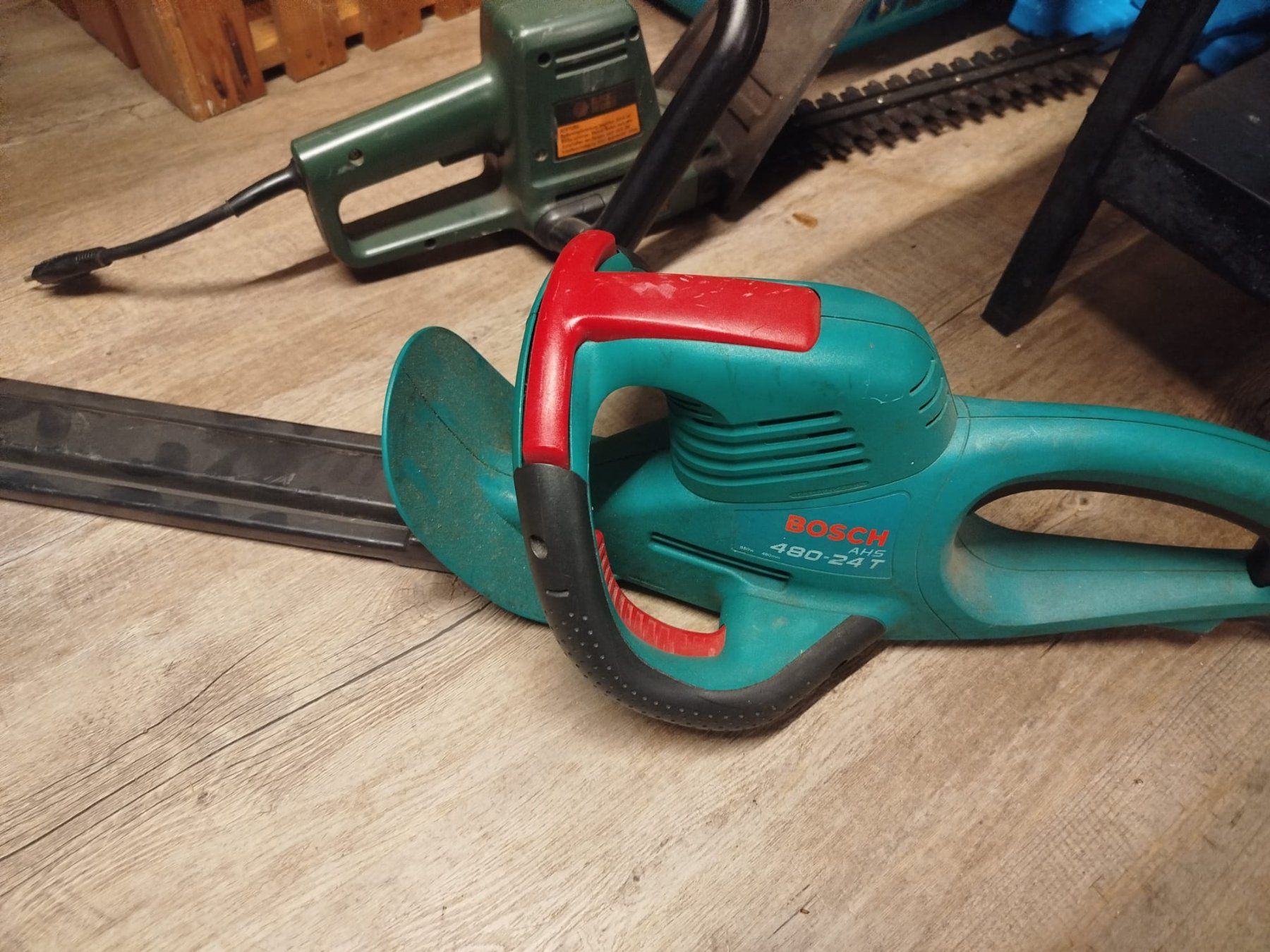 Tutte le macchine: Gartenschere Bosch AHS 480-24 und Black & Decker – Usato da Horgen venduto da Vladi 1