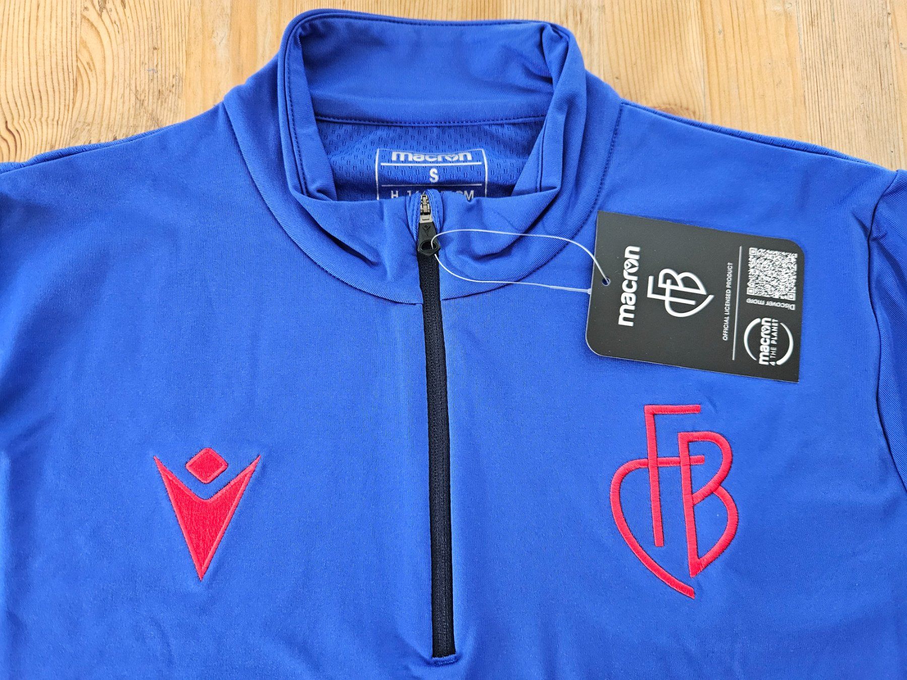 Leibchen & Hosen: FC Basel Trainingsoberteil Macron NEU Grösse S FCB Jacke – Neu (gemäss Beschreibung) aus Hägglingen von United-Village-Trade 2